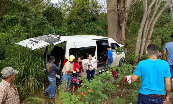Entre los heridos del accidente en Quimistán se encuentran menores de edad, adultos mayores y un miembro del Cuerpo de Bomberos./(La Tribuna)