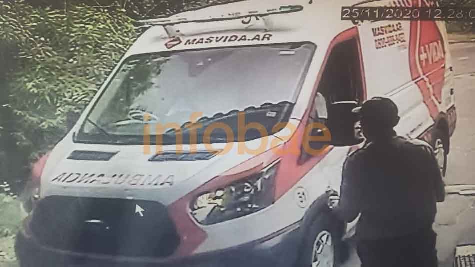 La ambulancia que entró al barrio privado de San Andrés el día que murió Maradona