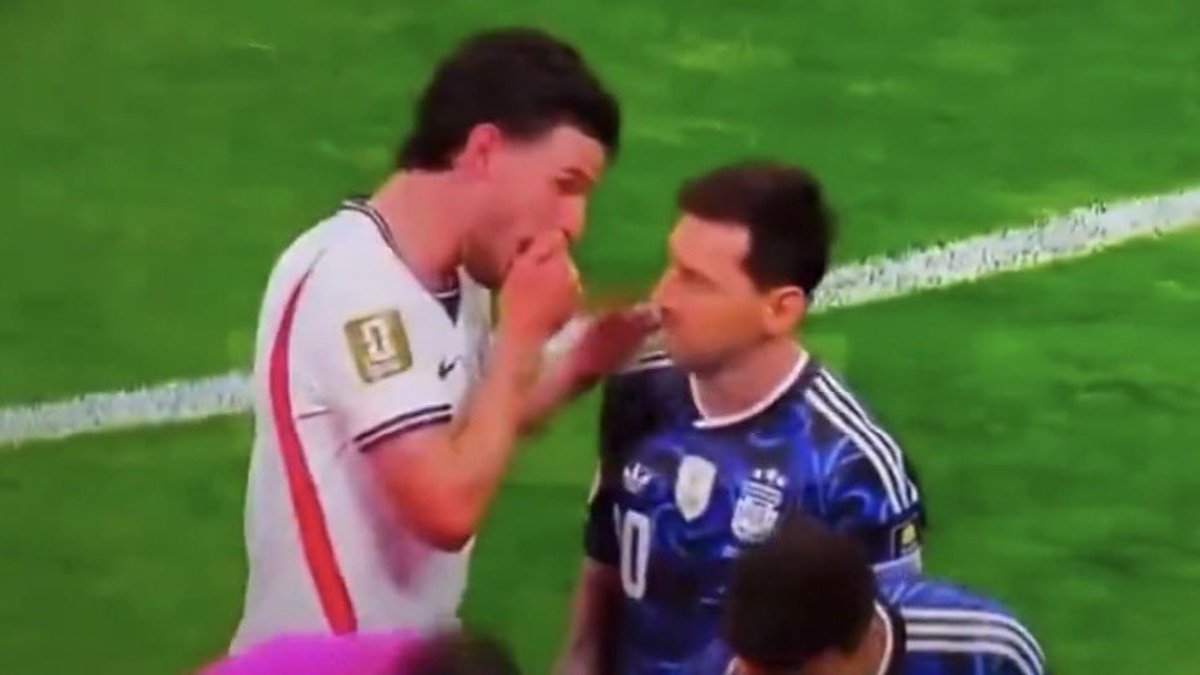 El gesto de Messi con una figura de Inglaterra que debió ser expulsada en pleno partido - Infobae