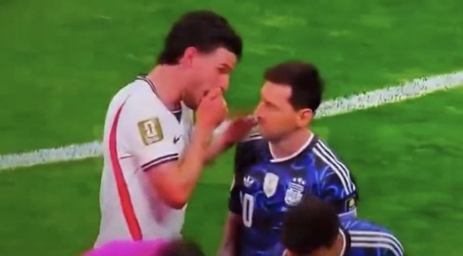 El gesto de Messi con una figura de Inglaterra que debió ser expulsada en pleno partido