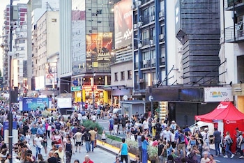 La tradicional calle Corrientes, entre