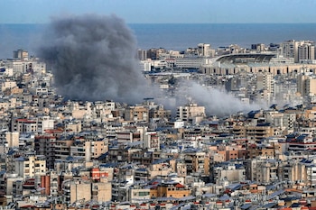 Columnas de humo se elevan