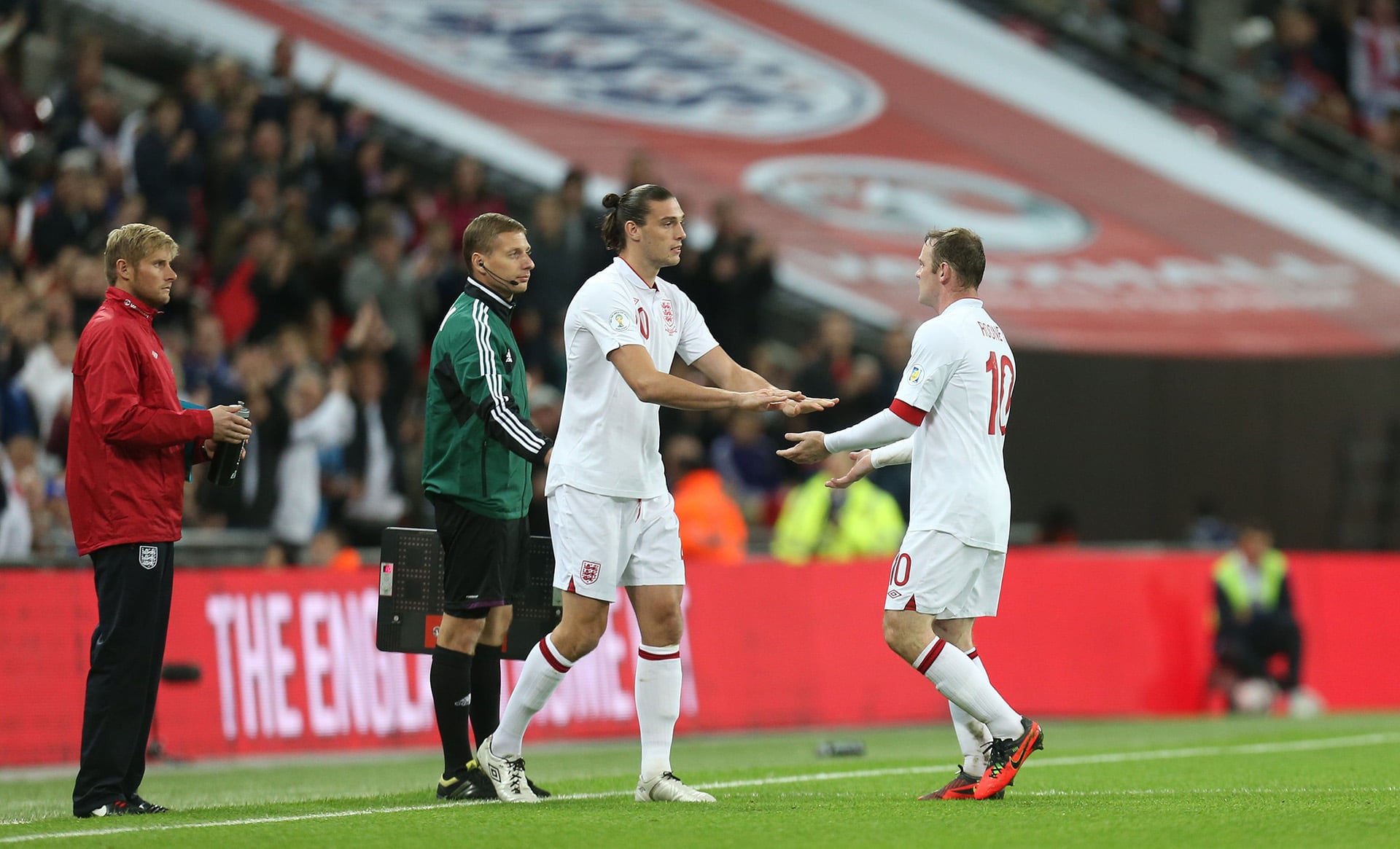 La autobiografía Owning It reavivó una polémica entre Andy Carroll y Wayne Rooney por un relato sobre reuniones en concentraciones de la selección de Inglaterra. (Reuters)