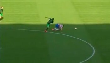 Hiram Mier resbaló y provocó el primer gol de Santos Laguna contra Chivas en la fecha 13 del Guard1anes 2021 (Foto: Twitter/@LigaBBVAMX)