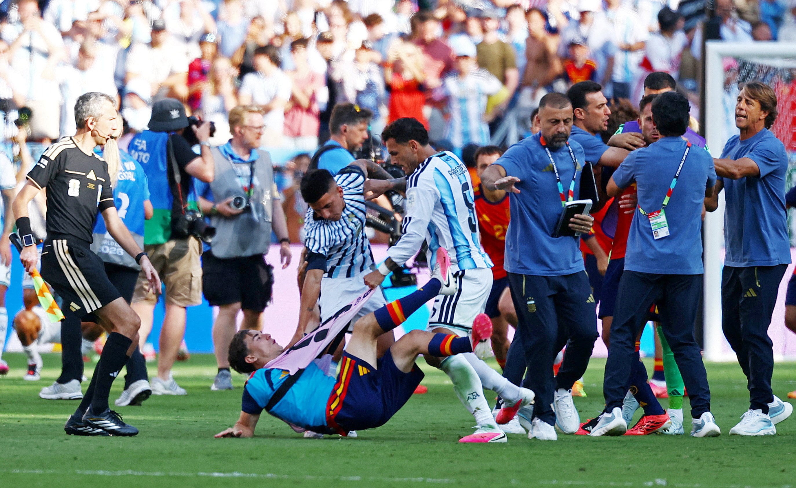 Leandro Paredes recibió 10 fechas de suspensión (REUTERS/Kai Pfaffenbach)