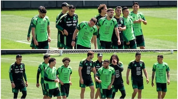 Un collage de dos imágenes muestra a futbolistas de la Selección Mexicana entrenando en un campo de hierba, con uniformes verdes y negros.