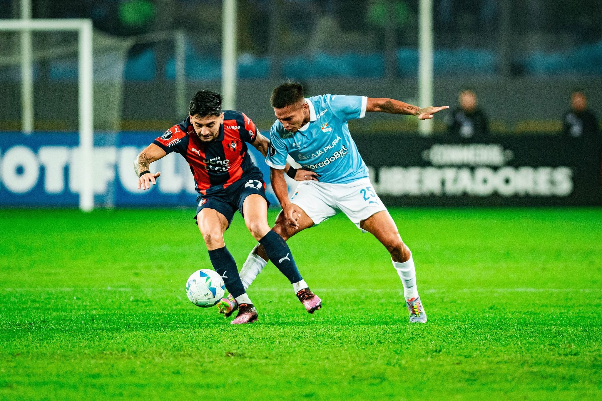 Martín Távara no tuvo un buen rendimiento e intentó lanzando balones largos en los minutos finales del partido. - créditos: Sporting Cristal