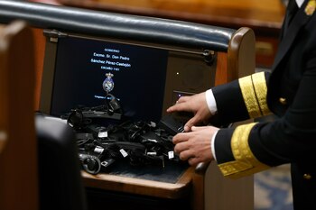 Un ujier del Congreso retira