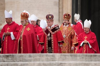 Una procesión de cardenales llega