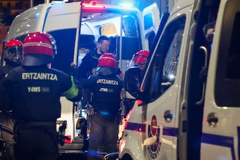 Miembros de la ertzaina detienen