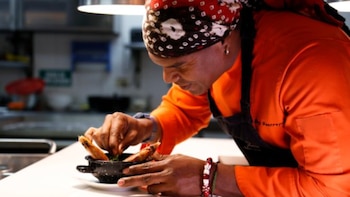Rey Guerrero, el chef que lleva los sabores del Pacífico por el mundo: “Cada plato es una conversación sobre quiénes somos”