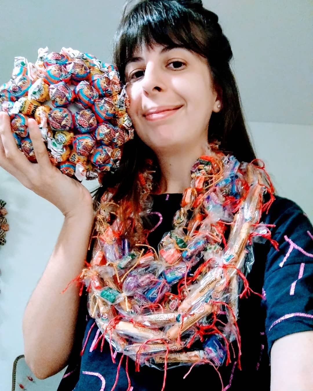 Naná también usa a las golosinas como materia prima: hizo una pelota con chupetines y un collar con caramelos