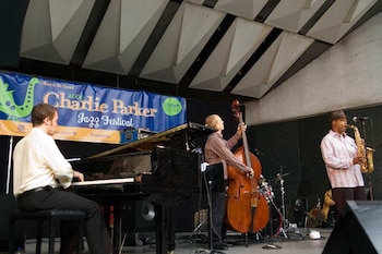 El festival rinde homenaje al pionero del bebop en uno de los barrios más ligados a su historia.