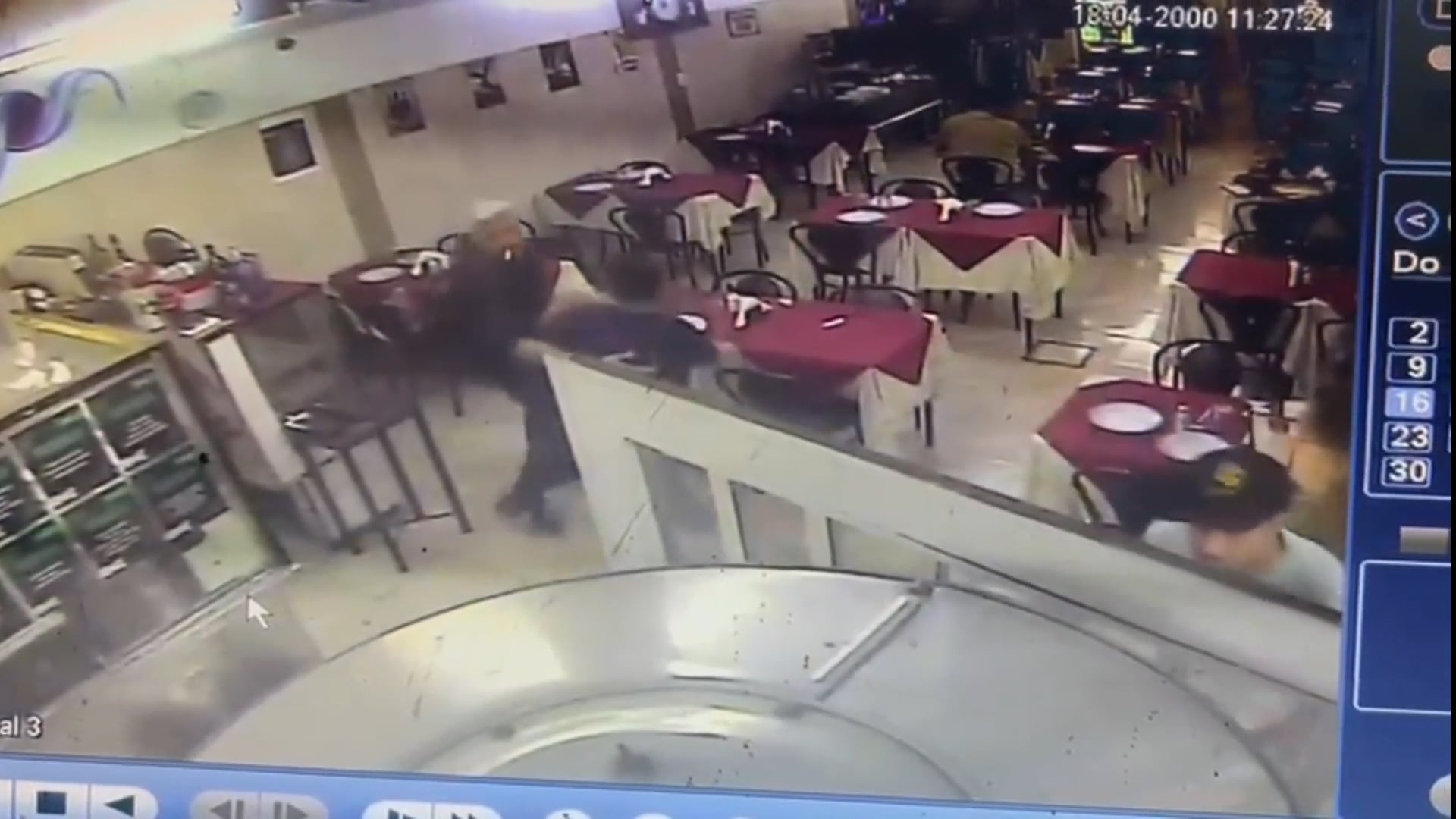 El momento en que el dueño de la Amarok y su hijo corren hacia el fondo del bodegón para resguardarse de los delincuentes.