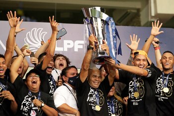 Jugadores de Tauro FC celebran con el trofeo luego de vencer 3-0 a Herrera FC durante la final del torneo clausura de la Liga Panameña de Fútbol, hoy, en el estadio nacional Rommel Fernández de Ciudad de Panamá (Panamá). EFE/ Bienvenido Velasco