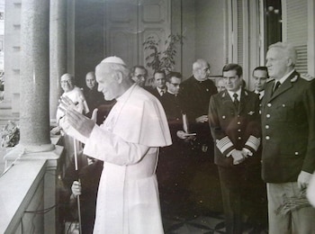 Juan Pablo II saluda a la multitud desde la Casa Rosada en la primer visita de un papa a la Argentina