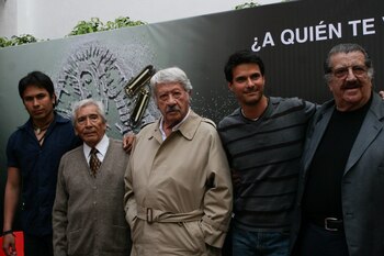 Horacio García Rojas, José Carlos Ruiz, Ignacio López Tarso y Pedro Weber, quienes formaron parte del elenco, posan junto al director Alan Jonsson.