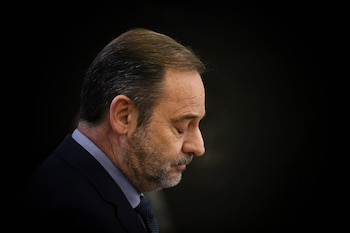 19/12/2024 El exministro José Luis Ábalos durante una rueda de prensa en el Congreso de los Diputados tras denunciar a la Guardia Civil ante la Fiscalía, en el Congreso de los Diputados, a 19 de diciembre de 2024, en Madrid (España). José Luis Ábalos ha presentado en la Fiscalía General del Estado una denuncia contra la Guardia Civil por "interceptación de correspondencia privada" a un aforado. El exministro pone de manifiesto en el escrito que los cuerpos del GAR y de la UCO montaron un dispositivo en su casa y siguieron a Joseba García Izaguirre, hermano de su exasesor. Ábalos explica que la Guardia Civil requisó y abrió un sobre que iba dirigido a él y que llevaba su nombre en la parte frontal. El exsecretario de Organización del PSOE denuncia que fue investigado mientras tenía la condición de aforado al ser diputado.
POLITICA
Fernando Sánchez - Europa Press