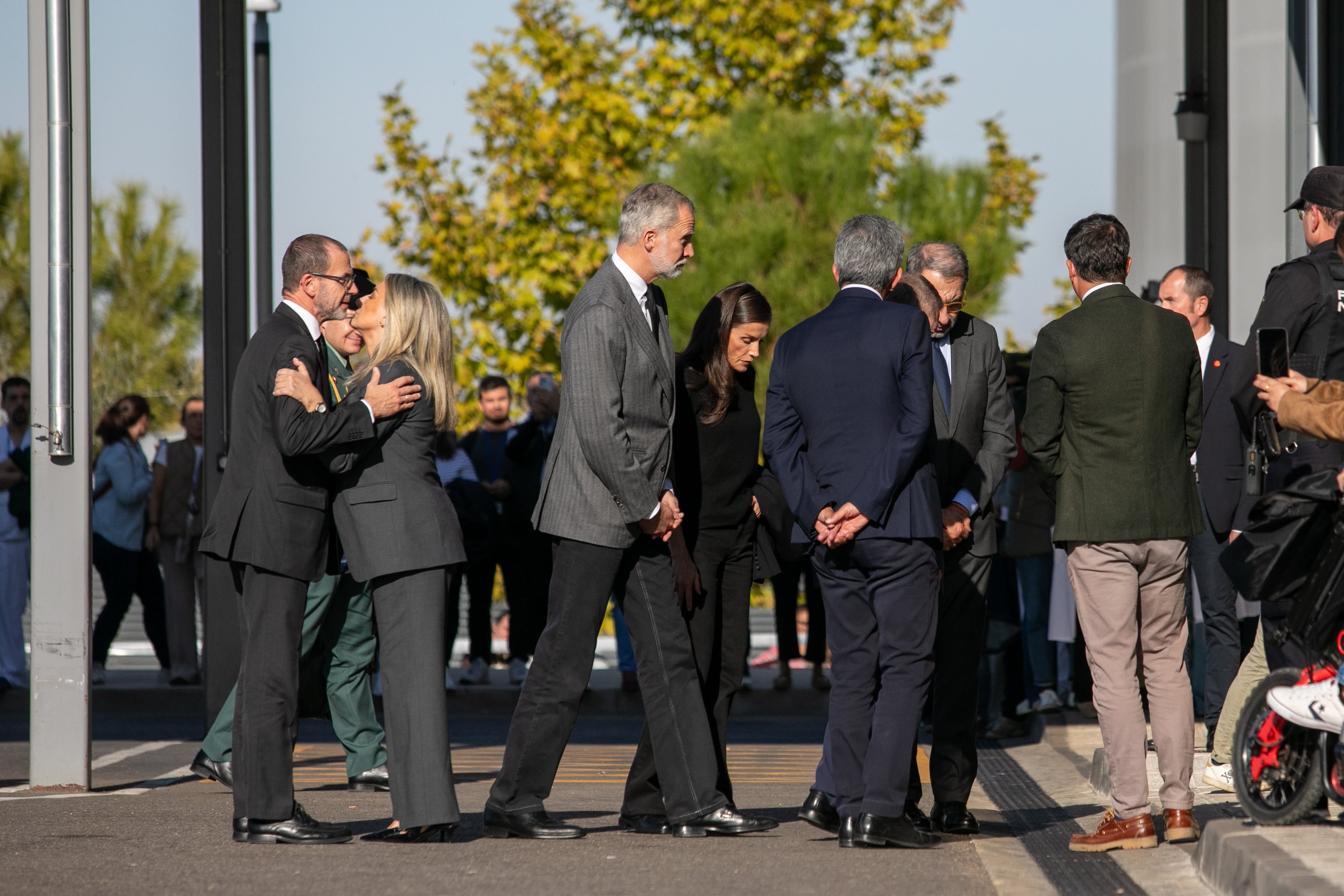 Los Reyes Felipe VI y Letizia, la ministra de Educación, Formación Profesional y Deportes, Milagros Tolón, durante una visita a los heridos. (Juanma Jiménez / Europa Press)