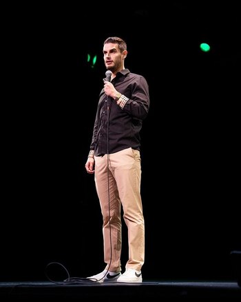 Adrián también tiene su show