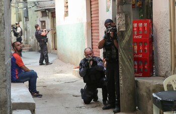 Policías en la favela de
