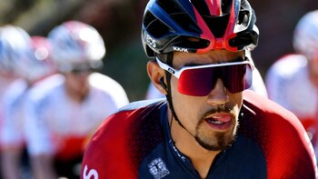 Daniel Martínez e outros ciclistas