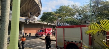Los bomberos de Cali atendieron la emergencia que dejó 3 afectados - crédito Carlos Cajicá / Facebook