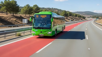 El nuevo carril rojo de la DGT ya está a prueba: cómo funciona, para qué sirve y qué precauciones tomar