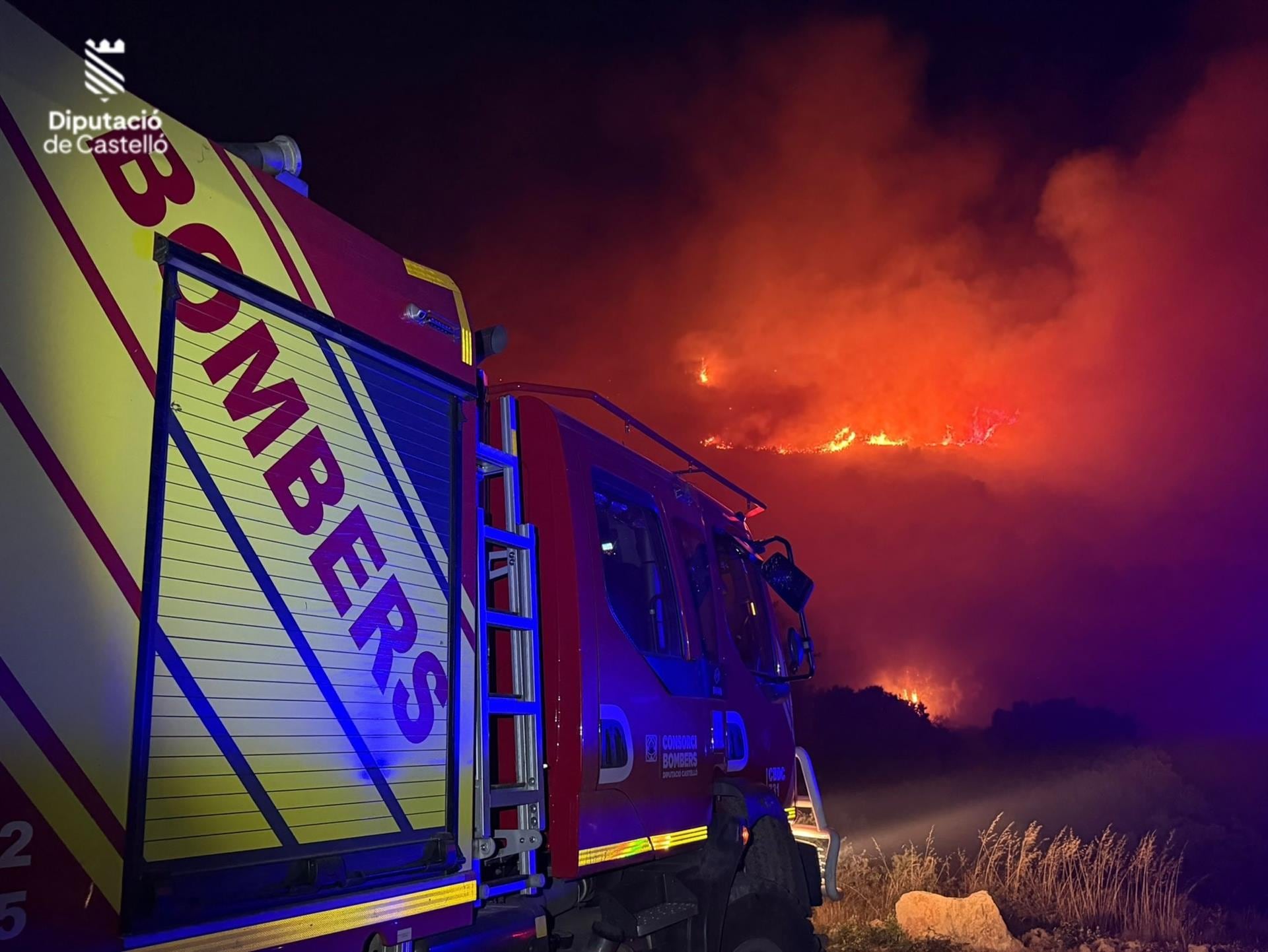 Continúan activos tres incendios en Sierra Engarcerán, Culla y Tírig (Castellón)