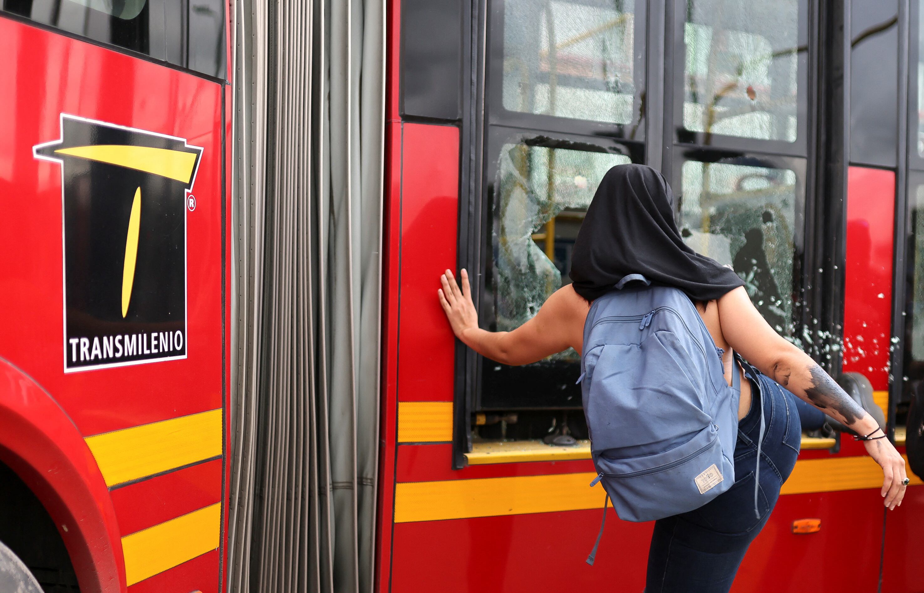 Las autoridades analizan nuevas medidas tras un aumento inédito de manifestaciones y ataques al transporte. Se intensifica la discusión en el Concejo sobre derechos y represión. La decisión podría cambiar el panorama urbano - crédito Luisa Gonzalez / Reuters
