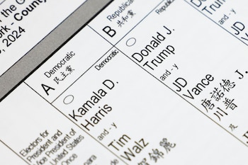 Los nombres de los dos candidatos y sus vicepresidentes en la boletas oficiales de las elecciones: Kamala Harris y Tim Walz por el Partido Demócrata; Donald Trump y JD Vance por el Partido Republicano (REUTERS/Andrew Kelly)