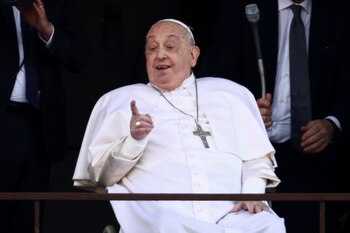 El papa Francisco gesticula durante