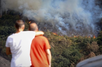 Varias personas observan un incendio