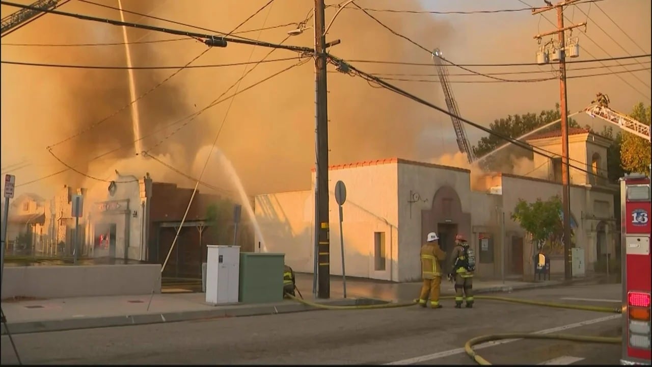 Detienen a cuatro personas por el incendio que destruyó siete negocios en California