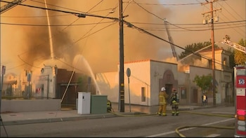 Cuatro personas enfrentan cargos por incendio provocado y conspiración en el condado de Los Ángeles (Captura de video)