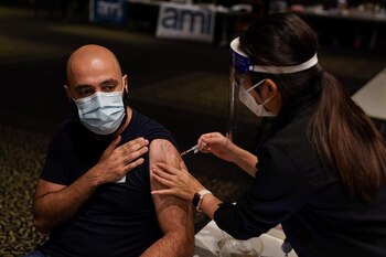 Una enfermera administra la vacuna AstraZeneca a un paciente en una clínica de vacunación contra la enfermedad por coronavirus (COVID-19) en el Bankstown Sports Club en Sídney, Australia, el 25 de agosto de 2021. REUTERS / Loren Elliott