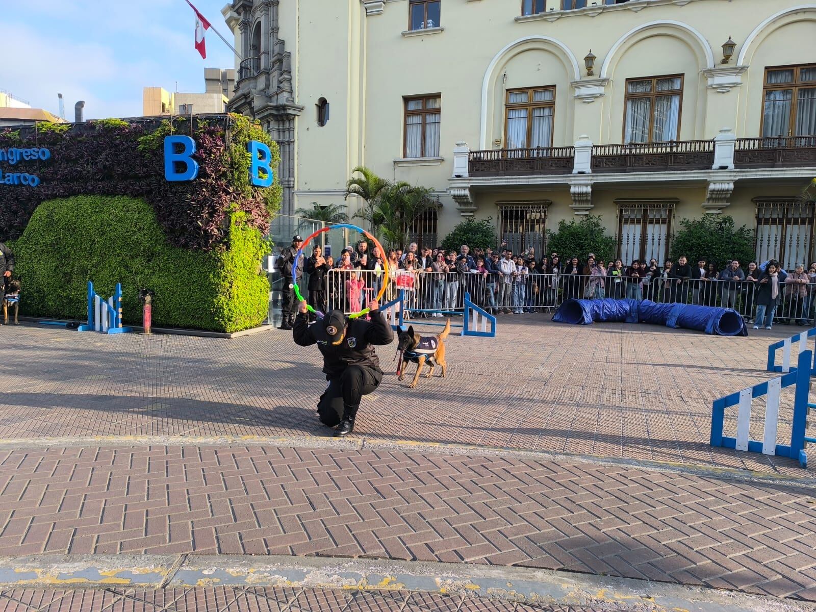 Exhibiciones gratuitas de la Brigada Canina de Miraflores cautivan el parque Kennedy - Miraflores