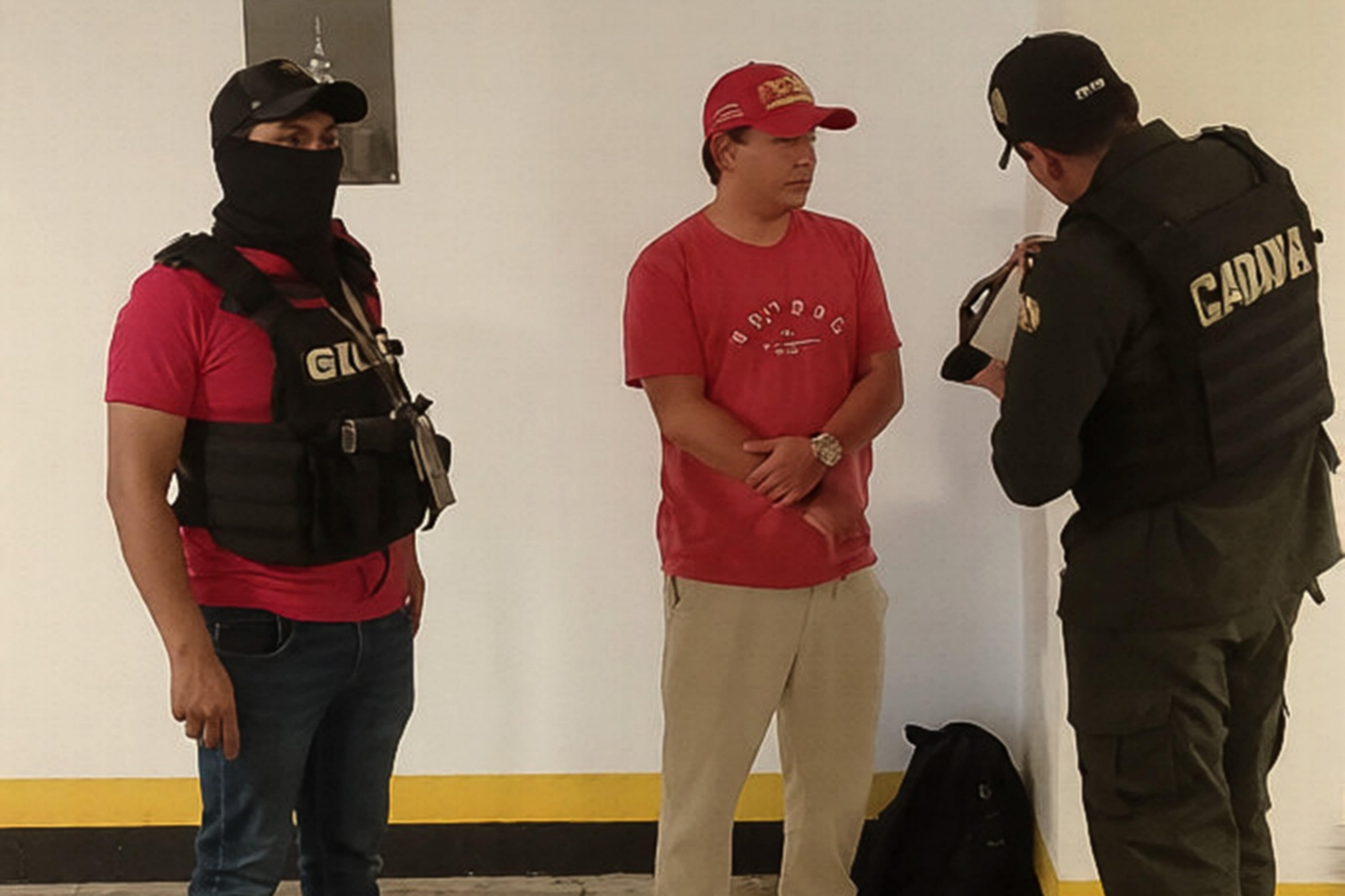 Fotografía cedida por la Policía de Bolivia que muestra la captura de Luis Marcelo Arce Mosqueira (c), hijo del expresidente Luis Arce, junto a agentes de Policía en Santa Cruz (Bolivia). EFE/ Policía de Bolivia