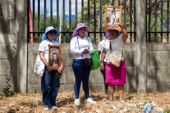 NICARAGUA, 03/04/2026.- Personas sostienen cuadros con la imagen de Jesús durante el viacrusis de Semana Santa este viernes, en la catedral de Managua (Nicaragua). EFE/ STR