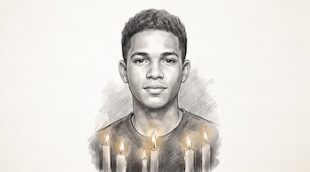 Dibujo a lápiz del busto de un hombre joven de cabello corto rizado, con seis velas encendidas alineadas en primer plano sobre un fondo claro.