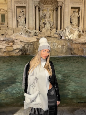 Arizaga durante uno de sus viajes por Italia, donde visitó la Fontana di Trevi en Roma