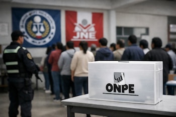 Un agente de seguridad de espaldas vigila un centro de votación en Perú con personas en fila, una urna blanca con logo ONPE y banners del JNE en el fondo.
