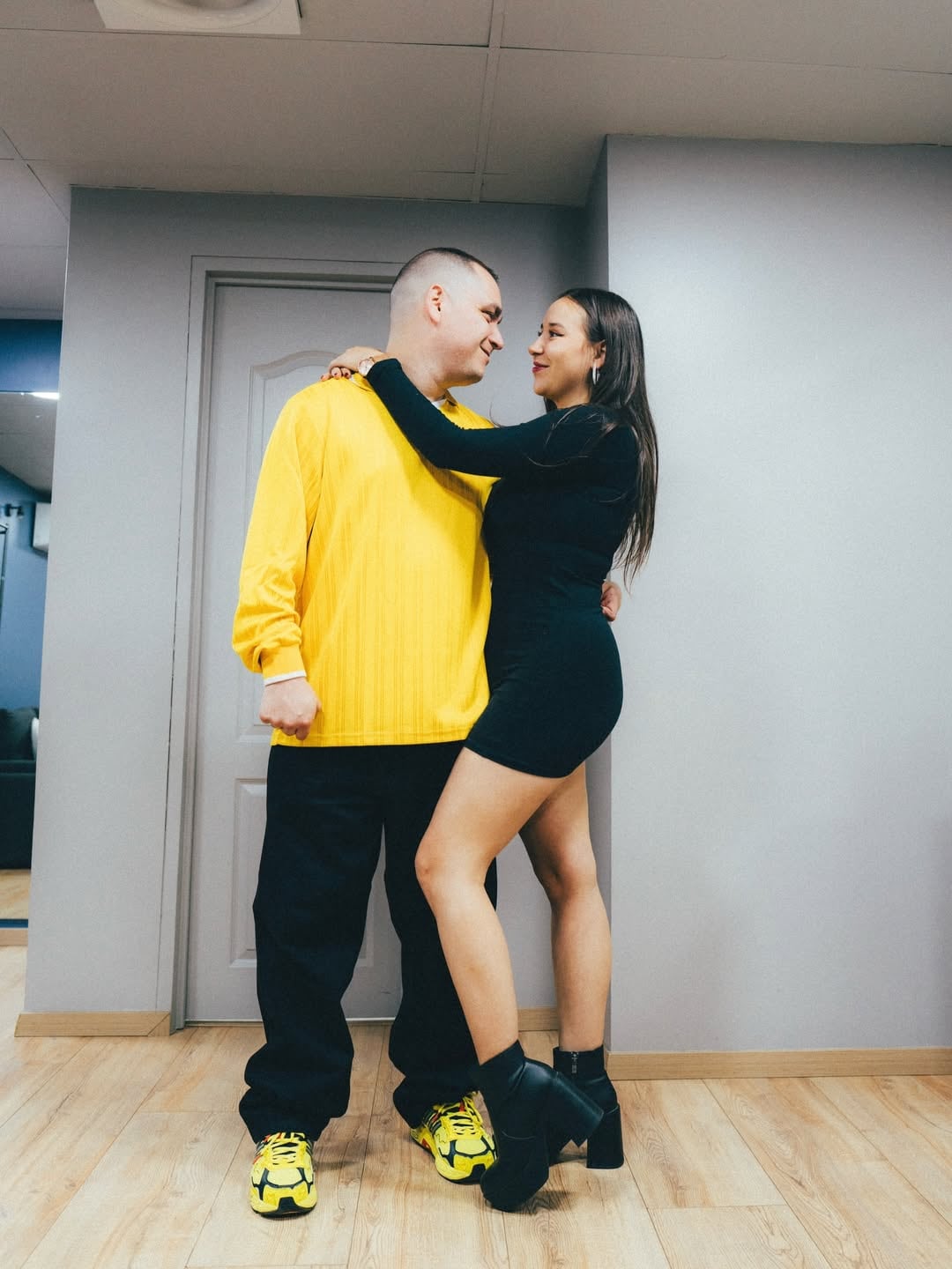 El humorista chileno Lucho Miranda abraza a su pareja, Franshesca Toledo, en un gesto de amor y complicidad.