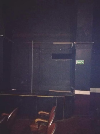 Tras la pantalla de un