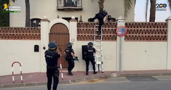 Agentes de la Guardia di Finanza durante el operativo en una de las propiedades vinculadas al patrimonio de Messina Denaro en la Costa del Sol, España. (Guardia di Finanza/archivo)