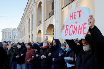 Una persona sostiene un cartel