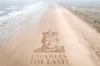 Una vista aérea muestra un dibujo en arena de la imagen del rey Carlos de Inglaterra, con las palabras "Carlos el último...", en esta imagen fija obtenida de un vídeo de las redes sociales, en Redcar (Led By Donkeys/via REUTERS)
