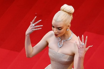 El collar asimétrico y los anillos XL destacan la audacia y el volumen de las joyas, permitiendo que dominen el estilismo en galas exclusivas