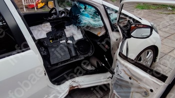 Chocó contra un poste, el seguro negó la destrucción total y terminó en juicio: deberán pagarle el auto, el daño moral y la privación de uso