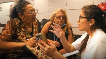 Una voluntaria imparte clase de